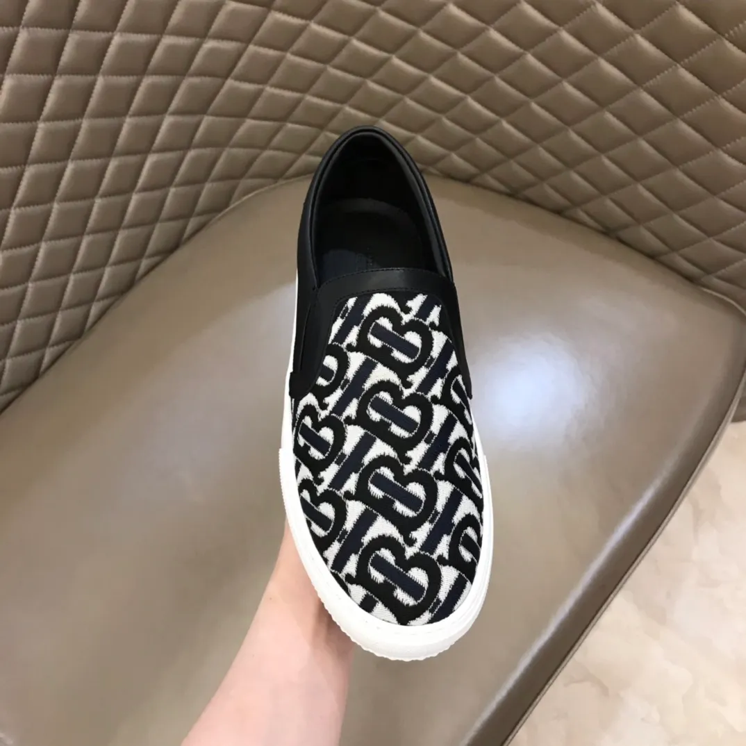 ◾️▫️B’s new spring and summer product, men’s classic low-cut slip-on sneakers, made of classic retro B’s printed canvas material, spliced ​​with layered calfskin, and decorated with a new brand logo. First-layer cowhide lining, embossed Burberry logo on the heel, and original TPU outsole!  P340 Yuan Size: 38-45